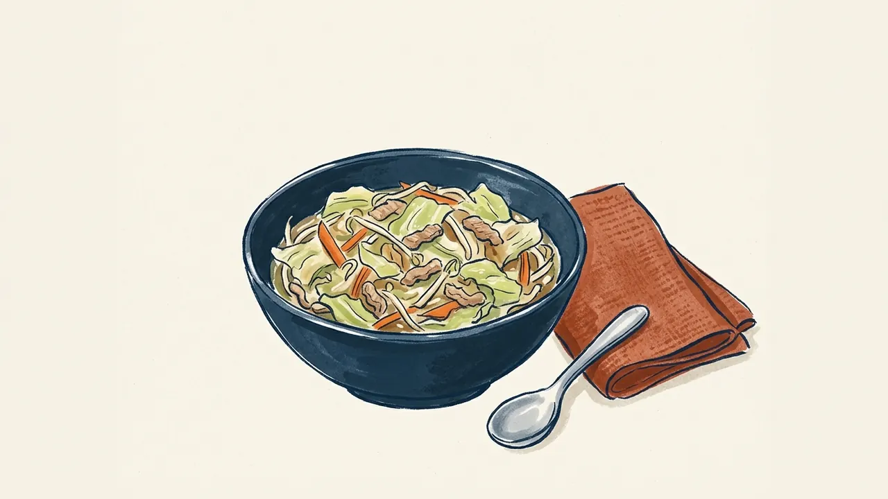 Cuenco de chop suey con carne, col, zanahoria y brotes, junto a una cuchara.