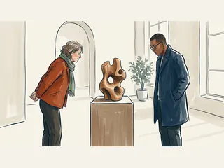 Dos personas observan una escultura abstracta de madera desde lados distintos.