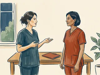 Dos profesionales con uniformes sencillos conversan junto a una mesa.