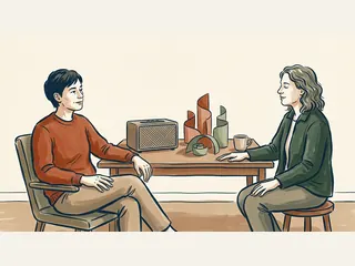 Dos personas escuchan música junto a un altavoz y figuras abstractas de papel.