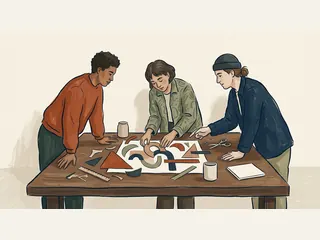 Tres personas elaboran una composición de formas de papel sobre una mesa.