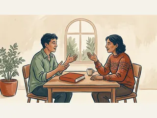 Dos personas adultas conversan junto a un libro cerrado.