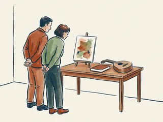 Dos personas observan una pintura abstracta, un libro y un instrumento en una exposición.