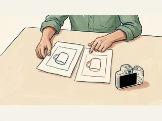 Una persona compara dos dibujos de una taza junto a una cámara genérica vista desde atrás.