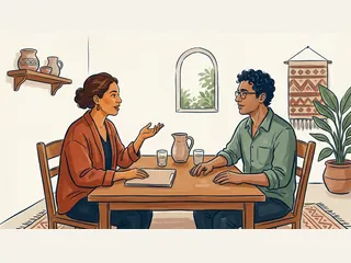 Dos personas adultas conversan junto a una carpeta en una sala cultural.