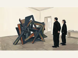 Dos personas adultas con ropa negra observan una escultura abstracta de formas angulares.