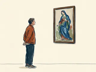 Una persona contempla una pintura ficticia de una figura femenina con manto azul sobre una pared lisa.