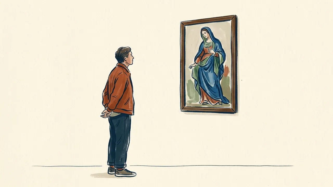 Una persona contempla una pintura ficticia de una figura femenina con manto azul sobre una pared lisa.